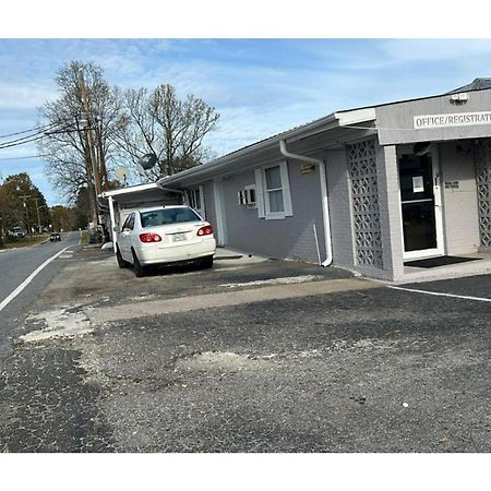 Tri-City Motel By Oyo Forest City Spindale エクステリア 写真